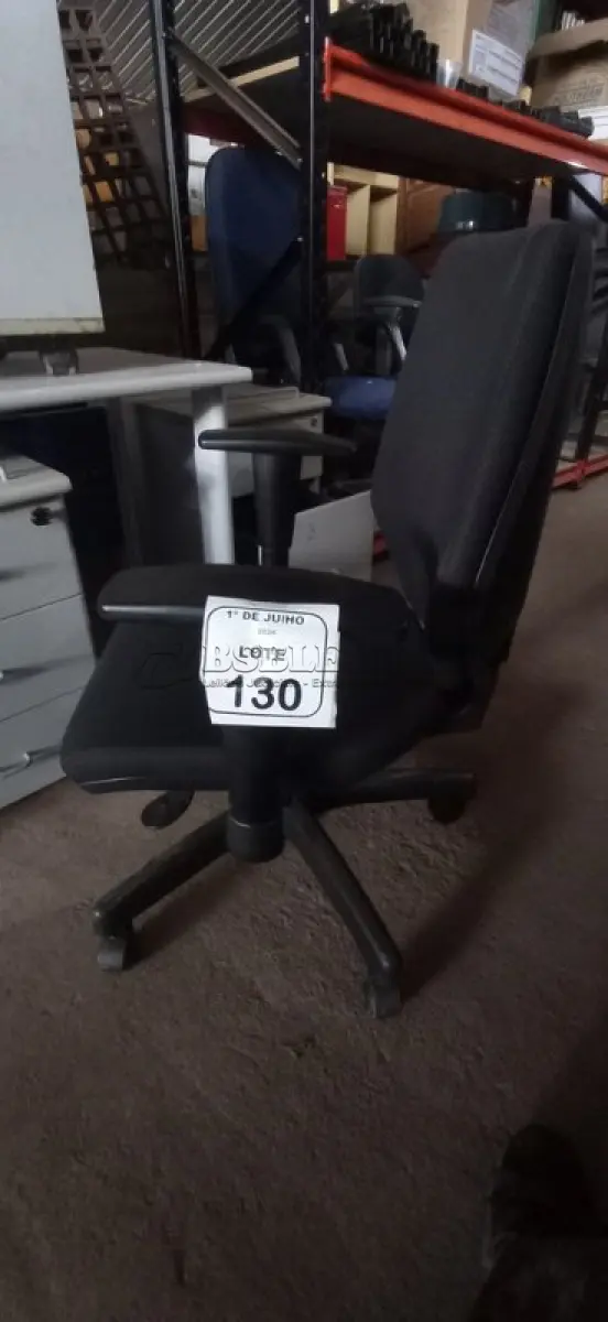 LOTE 130 - 01 CADEIRA DE ESCRITÓRIO GIRATÓRIA. (NO ESTADO) ATENÇÃO! FAZER A VISITAÇÃO ANTES DE ARREMATAR, NÃO SABEMOS SE FUNCIONA, LEILÃO NÃO TEM GARANTIA E NEM DEVOLUÇÃO, SUJEITO A POSSÍVEIS AVARIAS VISÍVEIS/OCULTAS E/OU AUSÊNCIA DE COMPONENTES.