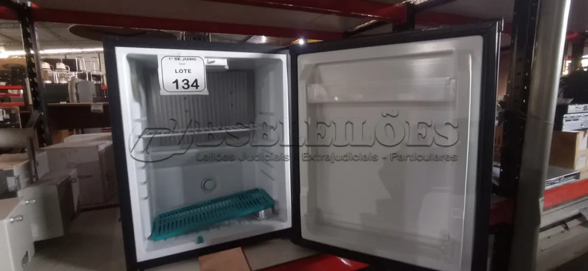 LOTE 134 - 01 FRIGOBAR 220V. (NO ESTADO) ATENÇÃO! FAZER A VISITAÇÃO ANTES DE ARREMATAR, NÃO SABEMOS SE FUNCIONA, LEILÃO NÃO TEM GARANTIA E NEM DEVOLUÇÃO, SUJEITO A POSSÍVEIS AVARIAS VISÍVEIS/OCULTAS E/OU AUSÊNCIA DE COMPONENTES.