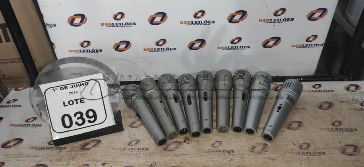 LOTE 039 - 09 MICROFONES DE MARCAS E MODELOS DIVERSOS. (NO ESTADO) ATENÇÃO! FAZER A VISITAÇÃO ANTES DE ARREMATAR, NÃO SABEMOS SE FUNCIONA, LEILÃO NÃO TEM GARANTIA E NEM DEVOLUÇÃO, SUJEITO A POSSÍVEIS AVARIAS VISÍVEIS/OCULTAS E/OU AUSÊNCIA DE COMPONENTES.