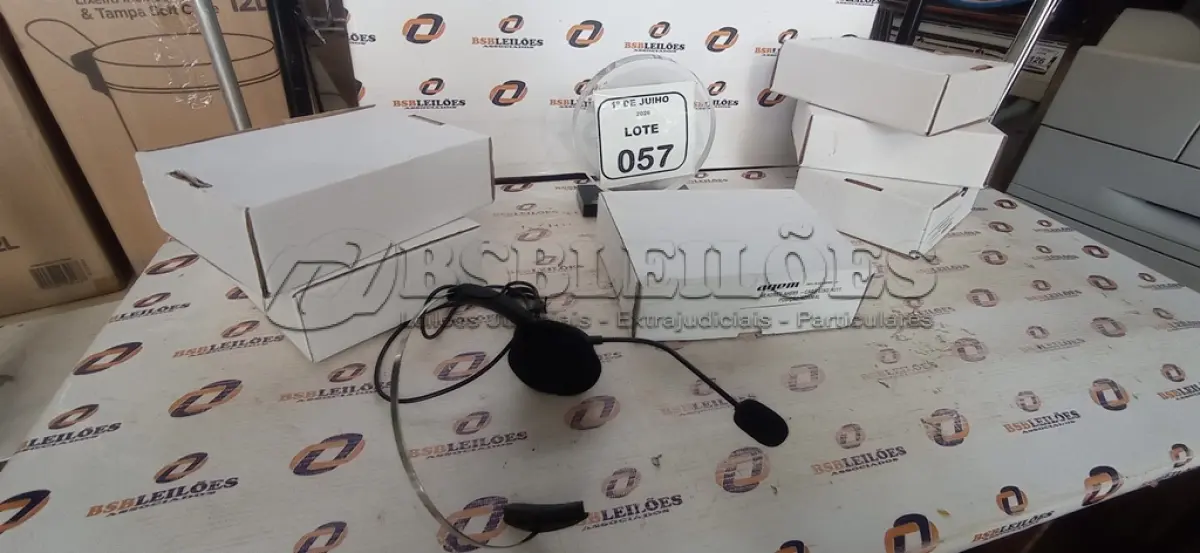 LOTE 057 - 06 HEADSETS. (NO ESTADO) ATENÇÃO! FAZER A VISITAÇÃO ANTES DE ARREMATAR, NÃO SABEMOS SE FUNCIONA, LEILÃO NÃO TEM GARANTIA E NEM DEVOLUÇÃO, SUJEITO A POSSÍVEIS AVARIAS VISÍVEIS/OCULTAS E/OU AUSÊNCIA DE COMPONENTES.