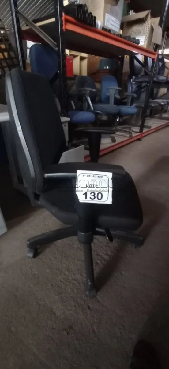 LOTE 130 - 01 CADEIRA DE ESCRITÓRIO GIRATÓRIA. (NO ESTADO) ATENÇÃO! FAZER A VISITAÇÃO ANTES DE ARREMATAR, NÃO SABEMOS SE FUNCIONA, LEILÃO NÃO TEM GARANTIA E NEM DEVOLUÇÃO, SUJEITO A POSSÍVEIS AVARIAS VISÍVEIS/OCULTAS E/OU AUSÊNCIA DE COMPONENTES.