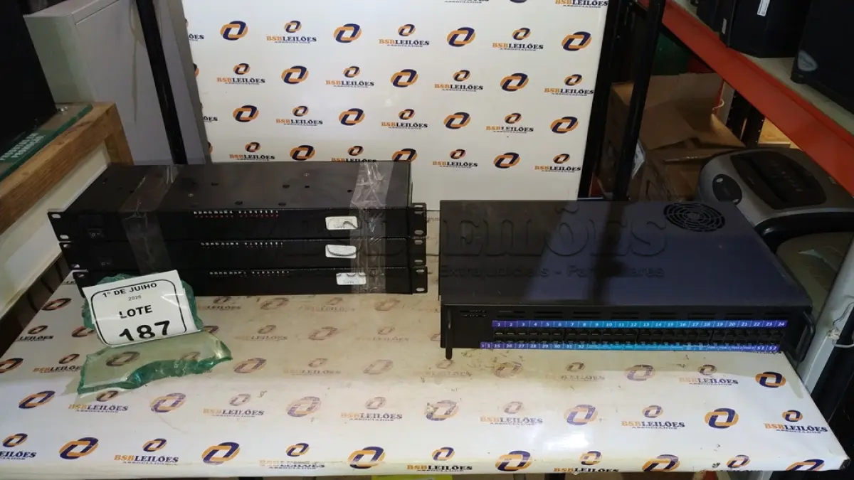 LOTE 187 - 01 PATCH PANEL 24 PORTAS E 03 FONTES DE ALIMENTAÇÃO DE RACK. (NO ESTADO) ATENÇÃO! FAZER A VISITAÇÃO ANTES DE ARREMATAR, NÃO SABEMOS SE FUNCIONA, LEILÃO NÃO TEM GARANTIA E NEM DEVOLUÇÃO, SUJEITO A POSSÍVEIS AVARIAS VISÍVEIS/OCULTAS E/OU AUSÊNCIA DE COMPONENTES.