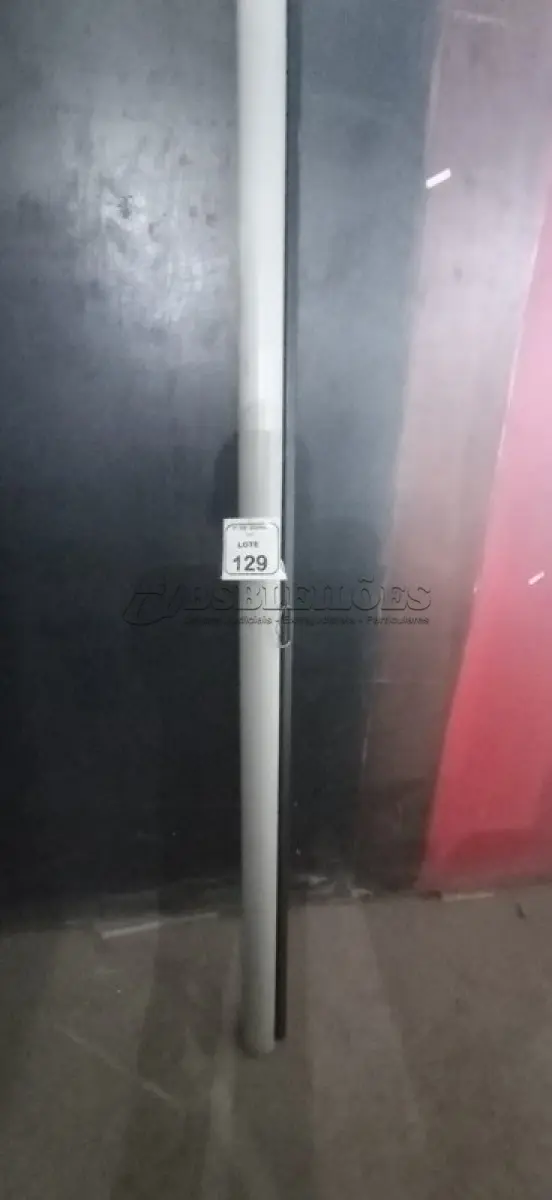 LOTE 129 - 01 TELA DE PROJEÇÃO RETRÁTIL. (NO ESTADO) ATENÇÃO! FAZER A VISITAÇÃO ANTES DE ARREMATAR, NÃO SABEMOS SE FUNCIONA, LEILÃO NÃO TEM GARANTIA E NEM DEVOLUÇÃO, SUJEITO A POSSÍVEIS AVARIAS VISÍVEIS/OCULTAS E/OU AUSÊNCIA DE COMPONENTES.