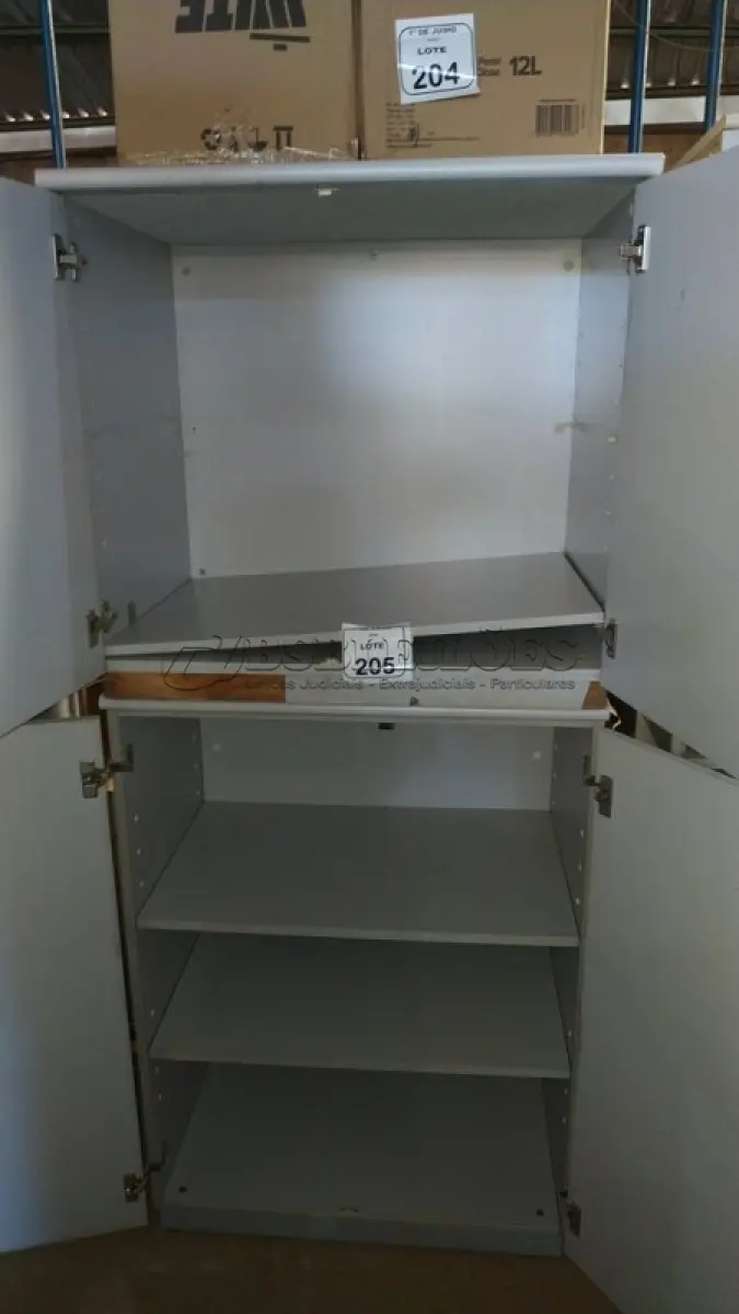LOTE 205 - 02 ARMÁRIOS COM 02 PORTAS EM MADEIRA TAMANHOS MÉDIO E PEQUENO. (NO ESTADO) ATENÇÃO! FAZER A VISITAÇÃO ANTES DE ARREMATAR, NÃO SABEMOS SE FUNCIONA, LEILÃO NÃO TEM GARANTIA E NEM DEVOLUÇÃO, SUJEITO A POSSÍVEIS AVARIAS VISÍVEIS/OCULTAS E/OU AUSÊNCIA DE COMPONENTES.