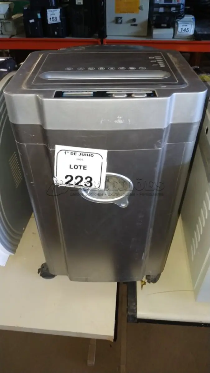 LOTE 223 - 02 FRAGMENTADORAS DE PAPEL. (NO ESTADO) ATENÇÃO! FAZER A VISITAÇÃO ANTES DE ARREMATAR, NÃO SABEMOS SE FUNCIONA, LEILÃO NÃO TEM GARANTIA E NEM DEVOLUÇÃO, SUJEITO A POSSÍVEIS AVARIAS VISÍVEIS/OCULTAS E/OU AUSÊNCIA DE COMPONENTES.