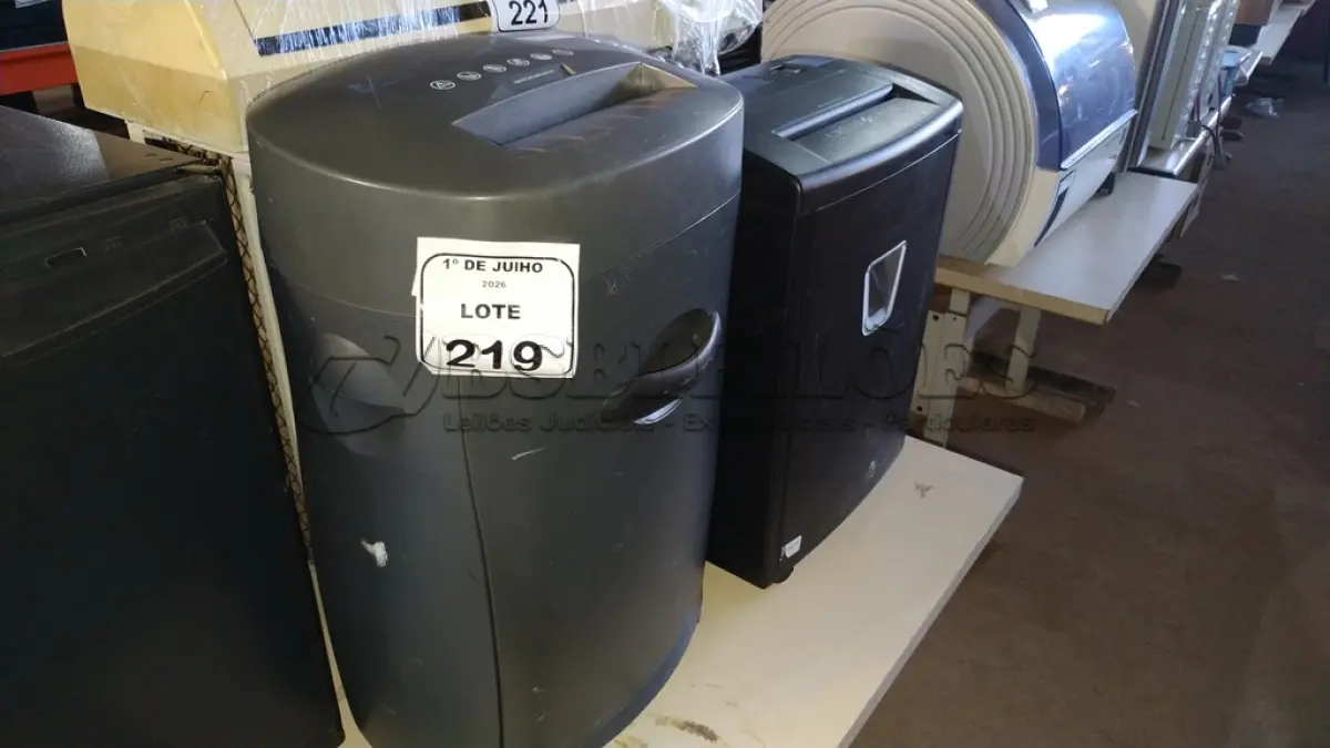 LOTE 219 - 02 FRAGMENTADORAS DE PAPEL. (NO ESTADO) ATENÇÃO! FAZER A VISITAÇÃO ANTES DE ARREMATAR, NÃO SABEMOS SE FUNCIONA, LEILÃO NÃO TEM GARANTIA E NEM DEVOLUÇÃO, SUJEITO A POSSÍVEIS AVARIAS VISÍVEIS/OCULTAS E/OU AUSÊNCIA DE COMPONENTES.