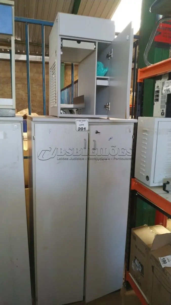 LOTE 201 - 01 ARMÁRIO ALTO COM 02 PORTAS EM MADEIRA E 01 ARMÁRIO BAIXO PARA CPU COM 01 GAVETA E 01 PORTA. (NO ESTADO) ATENÇÃO! FAZER A VISITAÇÃO ANTES DE ARREMATAR, NÃO SABEMOS SE FUNCIONA, LEILÃO NÃO TEM GARANTIA E NEM DEVOLUÇÃO, SUJEITO A POSSÍVEIS AVARIAS VISÍVEIS/OCULTAS E/OU AUSÊNCIA DE COMPONENTES.