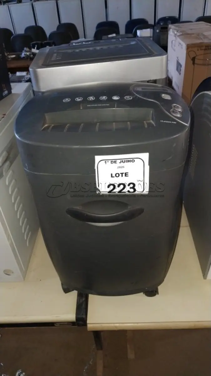 LOTE 223 - 02 FRAGMENTADORAS DE PAPEL. (NO ESTADO) ATENÇÃO! FAZER A VISITAÇÃO ANTES DE ARREMATAR, NÃO SABEMOS SE FUNCIONA, LEILÃO NÃO TEM GARANTIA E NEM DEVOLUÇÃO, SUJEITO A POSSÍVEIS AVARIAS VISÍVEIS/OCULTAS E/OU AUSÊNCIA DE COMPONENTES.