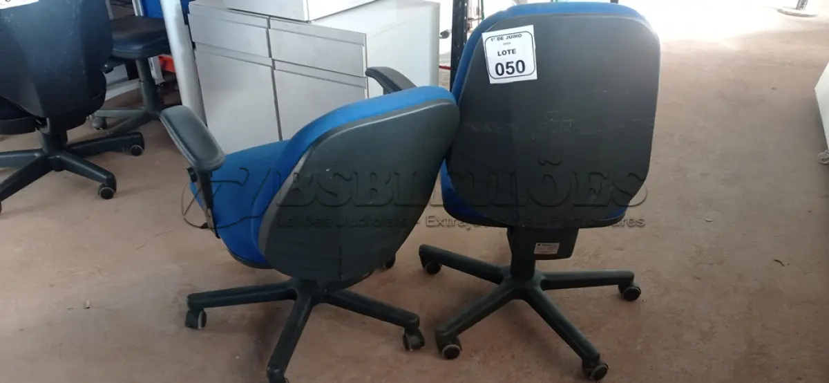 LOTE 050 - 02 CADEIRAS DE ESCRITÓRIO GIRATÓRIAS. (NO ESTADO) ATENÇÃO! FAZER A VISITAÇÃO ANTES DE ARREMATAR, NÃO SABEMOS SE FUNCIONA, LEILÃO NÃO TEM GARANTIA E NEM DEVOLUÇÃO, SUJEITO A POSSÍVEIS AVARIAS VISÍVEIS/OCULTAS E/OU AUSÊNCIA DE COMPONENTES.