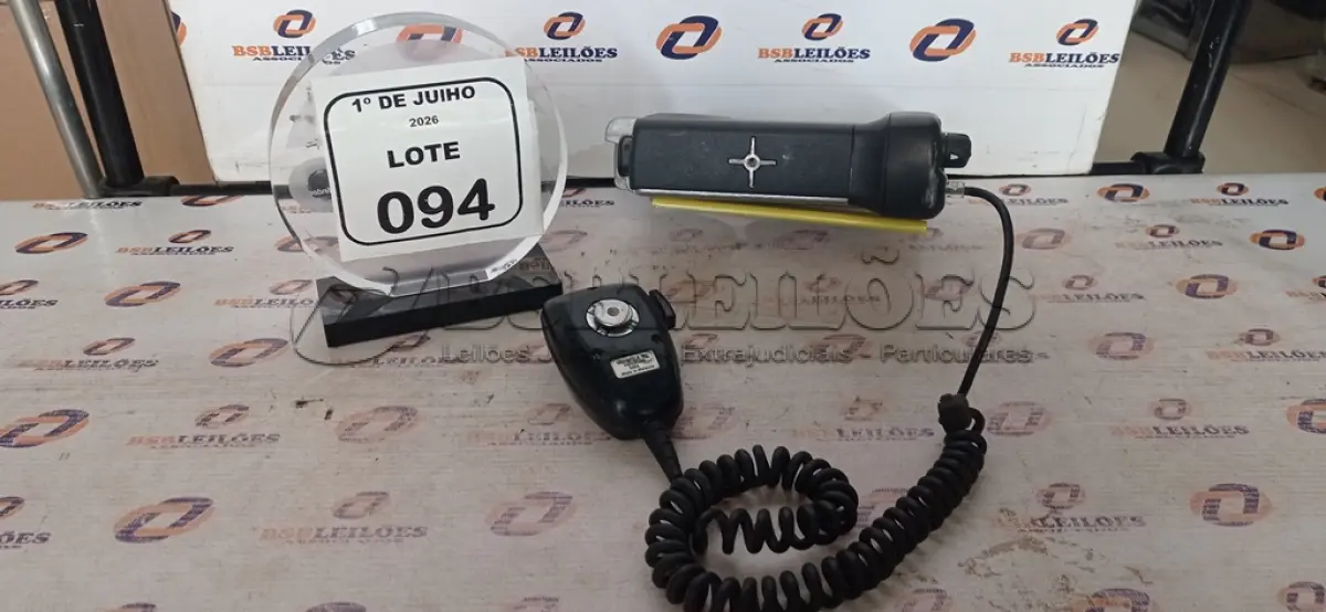 LOTE 094 - 01 RÁDIO TRANSCEPTOR MARCA MOTOROLA. (NO ESTADO) ATENÇÃO! FAZER A VISITAÇÃO ANTES DE ARREMATAR, NÃO SABEMOS SE FUNCIONA, LEILÃO NÃO TEM GARANTIA E NEM DEVOLUÇÃO, SUJEITO A POSSÍVEIS AVARIAS VISÍVEIS/OCULTAS E/OU AUSÊNCIA DE COMPONENTES.