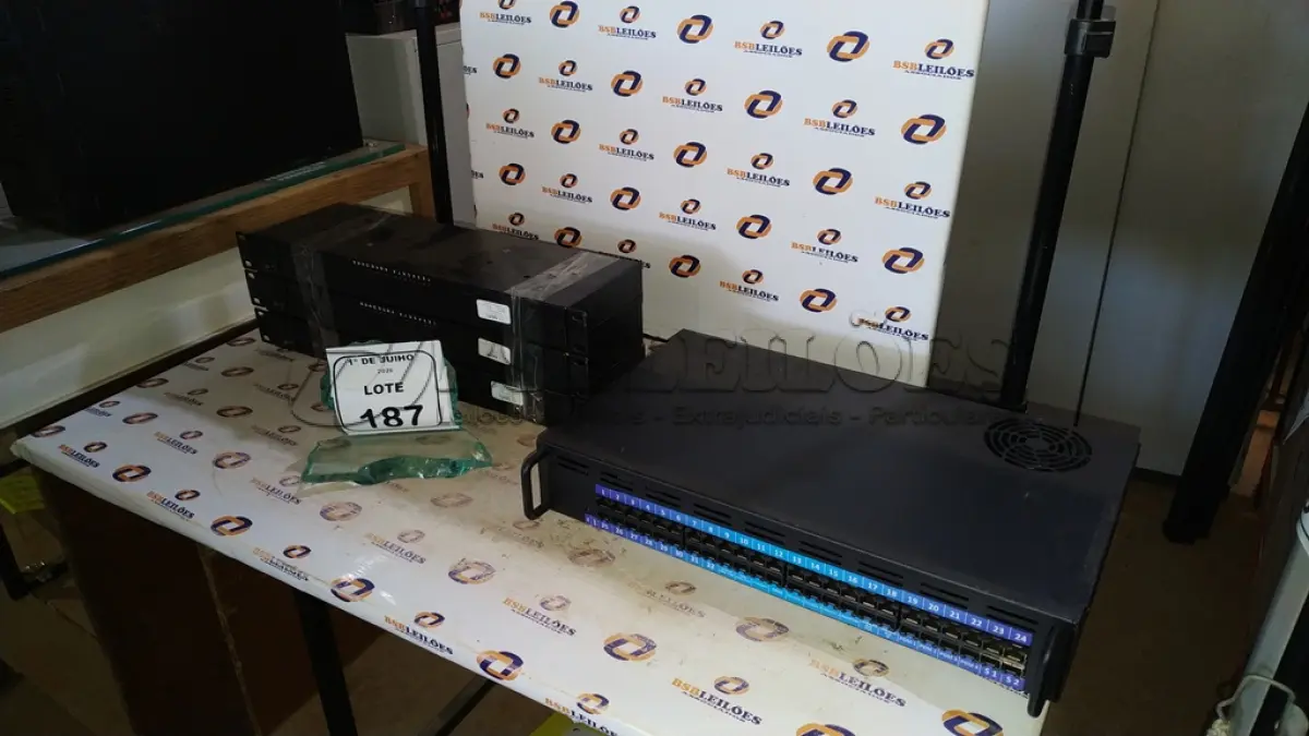 LOTE 187 - 01 PATCH PANEL 24 PORTAS E 03 FONTES DE ALIMENTAÇÃO DE RACK. (NO ESTADO) ATENÇÃO! FAZER A VISITAÇÃO ANTES DE ARREMATAR, NÃO SABEMOS SE FUNCIONA, LEILÃO NÃO TEM GARANTIA E NEM DEVOLUÇÃO, SUJEITO A POSSÍVEIS AVARIAS VISÍVEIS/OCULTAS E/OU AUSÊNCIA DE COMPONENTES.