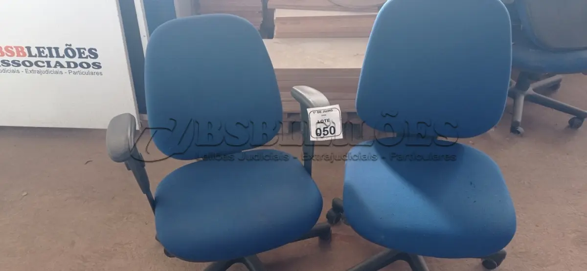 LOTE 050 - 02 CADEIRAS DE ESCRITÓRIO GIRATÓRIAS. (NO ESTADO) ATENÇÃO! FAZER A VISITAÇÃO ANTES DE ARREMATAR, NÃO SABEMOS SE FUNCIONA, LEILÃO NÃO TEM GARANTIA E NEM DEVOLUÇÃO, SUJEITO A POSSÍVEIS AVARIAS VISÍVEIS/OCULTAS E/OU AUSÊNCIA DE COMPONENTES.