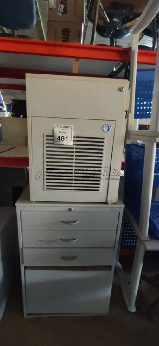 LOTE 461 - 01 ARMÁRIO PEQUENO EM FERRO E MADEIRA COM 03 GAVETAS E 01 COMPARTIMENTO E 01 ARMÁRIO PARA CPU COM 01 PORTA E 01 GAVETA. (NO ESTADO) ATENÇÃO! FAZER A VISITAÇÃO ANTES DE ARREMATAR, NÃO SABEMOS SE FUNCIONA, LEILÃO NÃO TEM GARANTIA E NEM DEVOLUÇÃO, SUJEITO A POSSÍVEIS AVARIAS VISÍVEIS/OCULTAS E/OU AUSÊNCIA DE COMPONENTES.