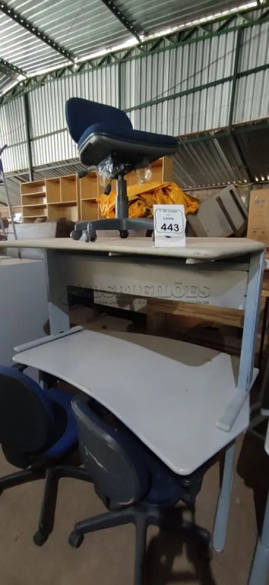 LOTE 443 - 02 MESAS DE ESCRITÓRIO E 02 CADEIRAS DE ESCRITÓRIO GIRATÓRIAS. (NO ESTADO) ATENÇÃO! FAZER A VISITAÇÃO ANTES DE ARREMATAR, NÃO SABEMOS SE FUNCIONA, LEILÃO NÃO TEM GARANTIA E NEM DEVOLUÇÃO, SUJEITO A POSSÍVEIS AVARIAS VISÍVEIS/OCULTAS E/OU AUSÊNCIA DE COMPONENTES.