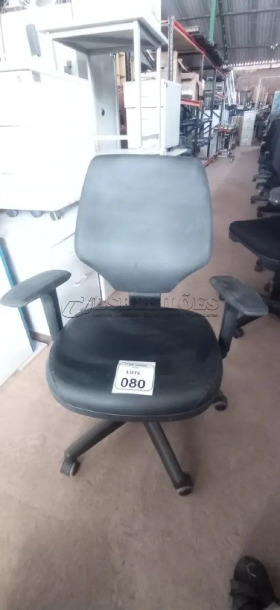 LOTE 080 - 01 CADEIRA DE ESCRITÓRIO GIRATÓRIA. (NO ESTADO) ATENÇÃO! FAZER A VISITAÇÃO ANTES DE ARREMATAR, NÃO SABEMOS SE FUNCIONA, LEILÃO NÃO TEM GARANTIA E NEM DEVOLUÇÃO, SUJEITO A POSSÍVEIS AVARIAS VISÍVEIS/OCULTAS E/OU AUSÊNCIA DE COMPONENTES.