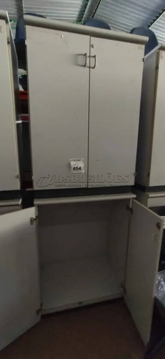 LOTE 454 - 02 ARMÁRIOS EM MADEIRA COM 02 PORTAS. (NO ESTADO) ATENÇÃO! FAZER A VISITAÇÃO ANTES DE ARREMATAR, NÃO SABEMOS SE FUNCIONA, LEILÃO NÃO TEM GARANTIA E NEM DEVOLUÇÃO, SUJEITO A POSSÍVEIS AVARIAS VISÍVEIS/OCULTAS E/OU AUSÊNCIA DE COMPONENTES.