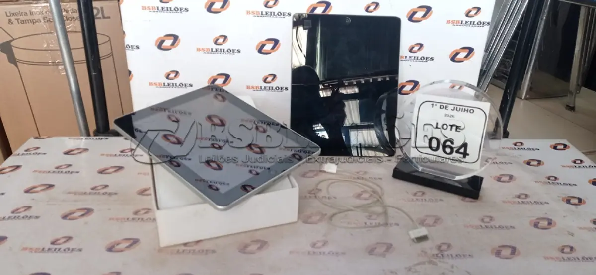 LOTE 064 - 02 IPADS APPLE COM 01 CARREGADOR. (NO ESTADO) ATENÇÃO! FAZER A VISITAÇÃO ANTES DE ARREMATAR, NÃO SABEMOS SE FUNCIONA, LEILÃO NÃO TEM GARANTIA E NEM DEVOLUÇÃO, SUJEITO A POSSÍVEIS AVARIAS VISÍVEIS/OCULTAS E/OU AUSÊNCIA DE COMPONENTES.