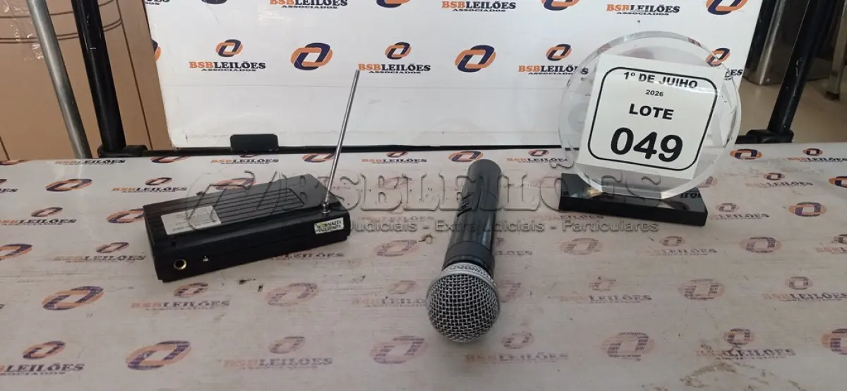 LOTE 049 - 01 MICROFONE COM RECEPTOR. (NO ESTADO) ATENÇÃO! FAZER A VISITAÇÃO ANTES DE ARREMATAR, NÃO SABEMOS SE FUNCIONA, LEILÃO NÃO TEM GARANTIA E NEM DEVOLUÇÃO, SUJEITO A POSSÍVEIS AVARIAS VISÍVEIS/OCULTAS E/OU AUSÊNCIA DE COMPONENTES.