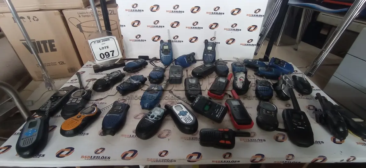 LOTE 097 - 01 LOTE COM VÁRIOS RÁDIOS COMUNICADORES DE MARCAS E MODELOS DIVERSOS PARA RETIRADA DE PEÇAS. (NO ESTADO) ATENÇÃO! FAZER A VISITAÇÃO ANTES DE ARREMATAR, NÃO SABEMOS SE FUNCIONA, LEILÃO NÃO TEM GARANTIA E NEM DEVOLUÇÃO, SUJEITO A POSSÍVEIS AVARIAS VISÍVEIS/OCULTAS E/OU AUSÊNCIA DE COMPONENTES.