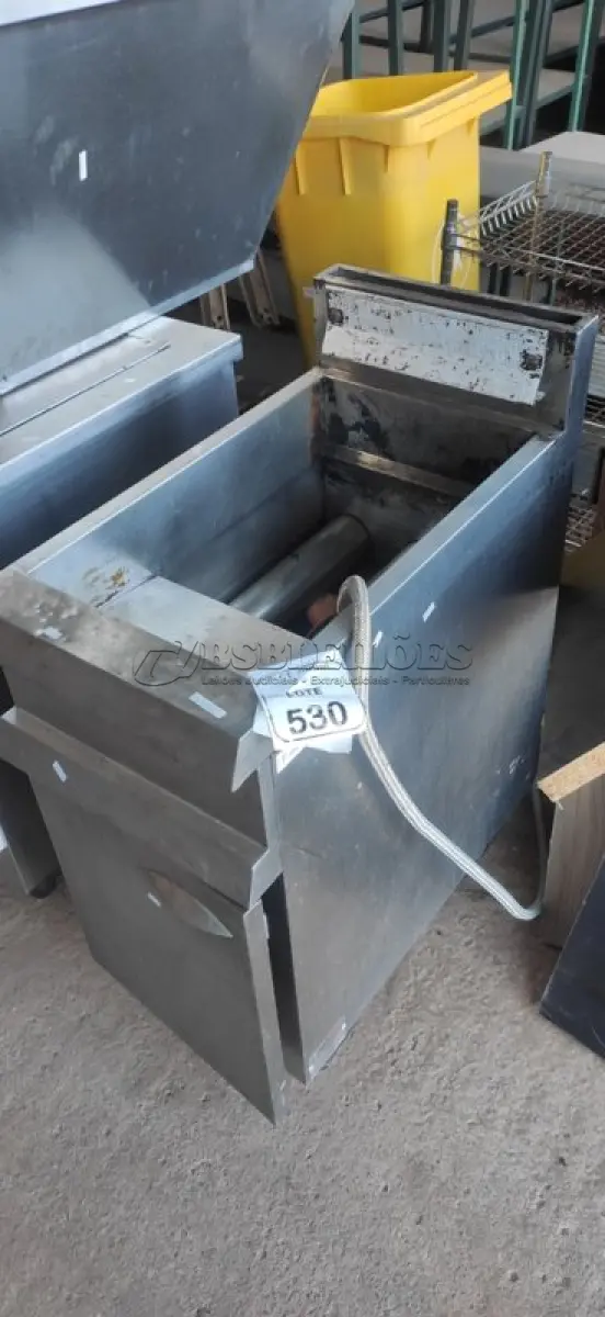 LOTE 530 - 01 FRITADEIRA INDUSTRIAL E INOX INCOMPLETA. (NO ESTADO) ATENÇÃO! FAZER A VISITAÇÃO ANTES DE ARREMATAR, NÃO SABEMOS SE FUNCIONA, LEILÃO NÃO TEM GARANTIA E NEM DEVOLUÇÃO, SUJEITO A POSSÍVEIS AVARIAS VISÍVEIS/OCULTAS E/OU AUSÊNCIA DE COMPONENTES.