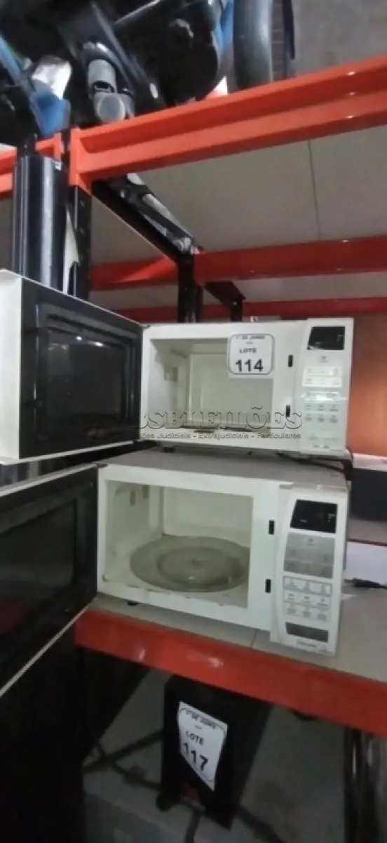 LOTE 114 - 03 MICRO-ONDAS DE MARCAS E MODELOS DIVERSOS. (NO ESTADO) ATENÇÃO! FAZER A VISITAÇÃO ANTES DE ARREMATAR, NÃO SABEMOS SE FUNCIONA, LEILÃO NÃO TEM GARANTIA E NEM DEVOLUÇÃO, SUJEITO A POSSÍVEIS AVARIAS VISÍVEIS/OCULTAS E/OU AUSÊNCIA DE COMPONENTES.