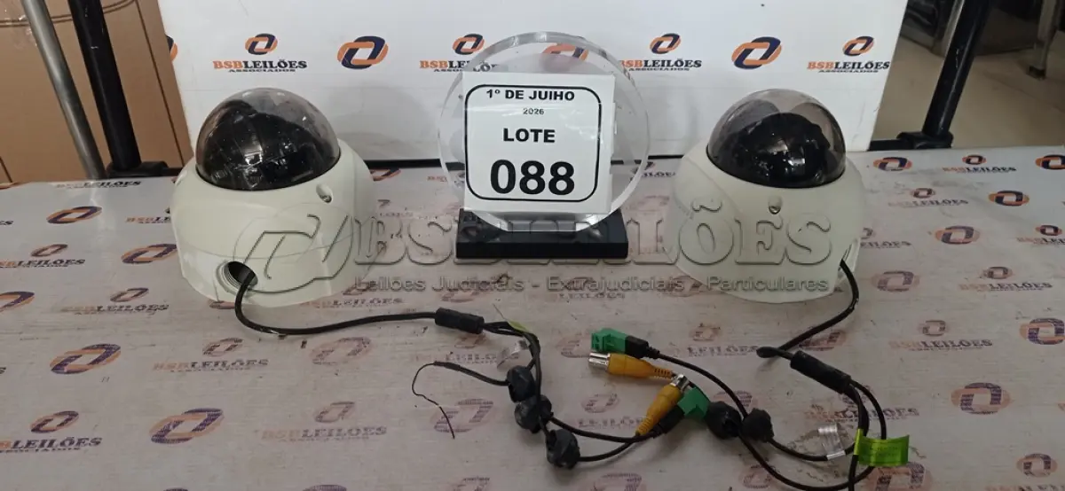 LOTE 088 - 02 CÂMERAS DE SEGURANÇA MODELO DOME MARCA SAMSUNG. (NO ESTADO) ATENÇÃO! FAZER A VISITAÇÃO ANTES DE ARREMATAR, NÃO SABEMOS SE FUNCIONA, LEILÃO NÃO TEM GARANTIA E NEM DEVOLUÇÃO, SUJEITO A POSSÍVEIS AVARIAS VISÍVEIS/OCULTAS E/OU AUSÊNCIA DE COMPONENTES.