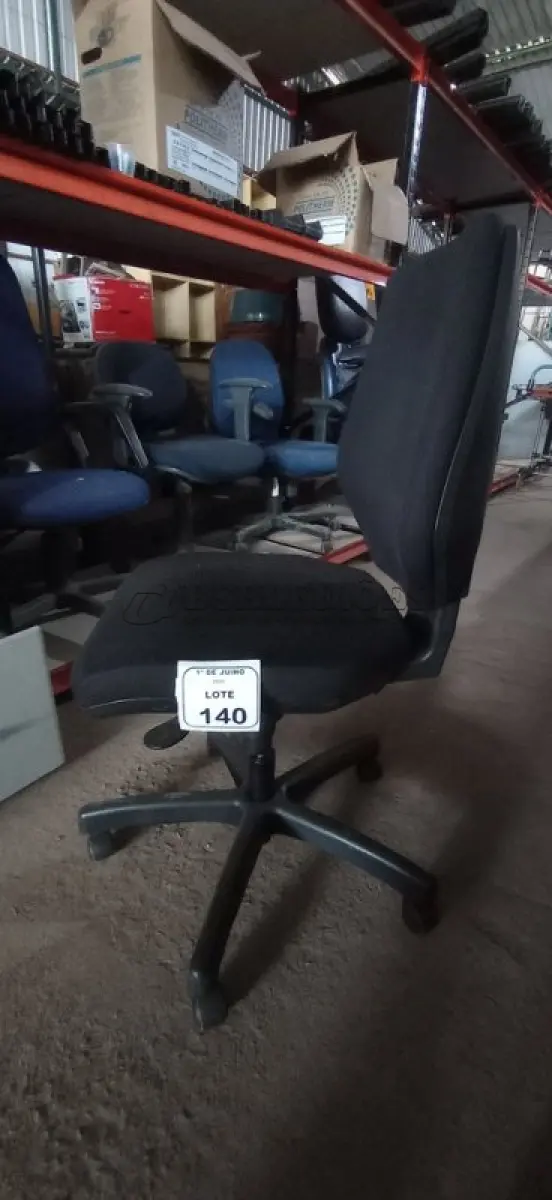 LOTE 140 - 01 CADEIRA DE ESCRITÓRIO GIRATÓRIA. (NO ESTADO) ATENÇÃO! FAZER A VISITAÇÃO ANTES DE ARREMATAR, NÃO SABEMOS SE FUNCIONA, LEILÃO NÃO TEM GARANTIA E NEM DEVOLUÇÃO, SUJEITO A POSSÍVEIS AVARIAS VISÍVEIS/OCULTAS E/OU AUSÊNCIA DE COMPONENTES.