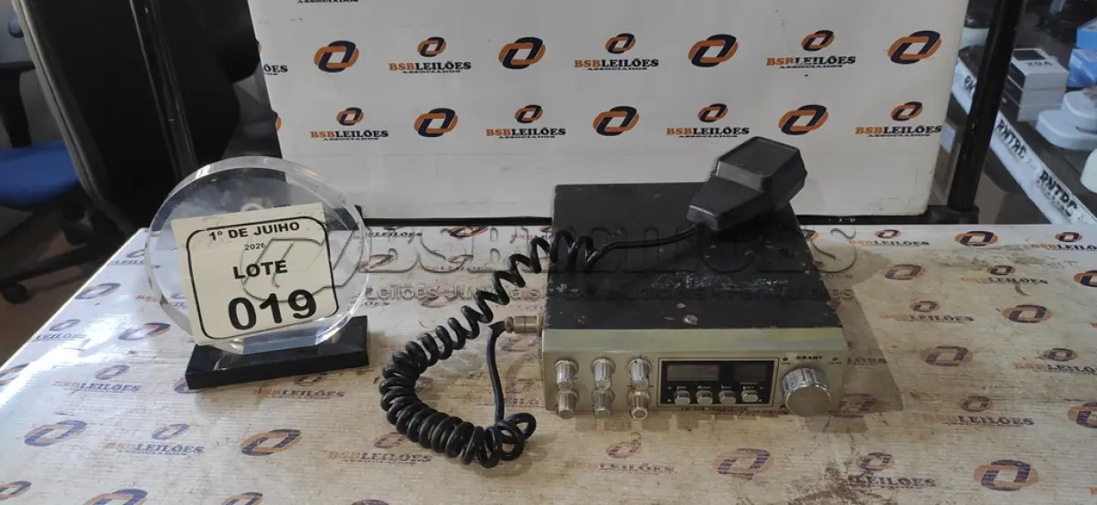 LOTE 019 - 01 RÁDIO TRANSCEPTOR MARCA PRESIDENT. (NO ESTADO) ATENÇÃO! FAZER A VISITAÇÃO ANTES DE ARREMATAR, NÃO SABEMOS SE FUNCIONA, LEILÃO NÃO TEM GARANTIA E NEM DEVOLUÇÃO, SUJEITO A POSSÍVEIS AVARIAS VISÍVEIS/OCULTAS E/OU AUSÊNCIA DE COMPONENTES.