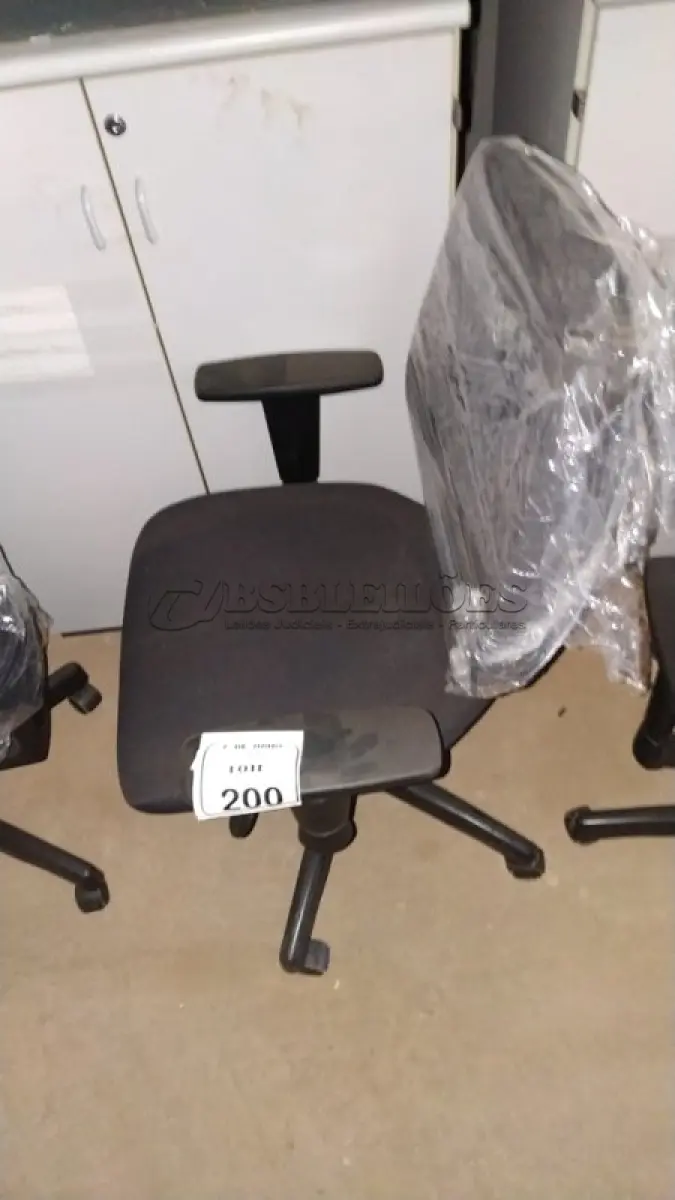LOTE 200 - 01 CADEIRA DE ESCRITÓRIO GIRATÓRIA. (NO ESTADO) ATENÇÃO! FAZER A VISITAÇÃO ANTES DE ARREMATAR, NÃO SABEMOS SE FUNCIONA, LEILÃO NÃO TEM GARANTIA E NEM DEVOLUÇÃO, SUJEITO A POSSÍVEIS AVARIAS VISÍVEIS/OCULTAS E/OU AUSÊNCIA DE COMPONENTES.