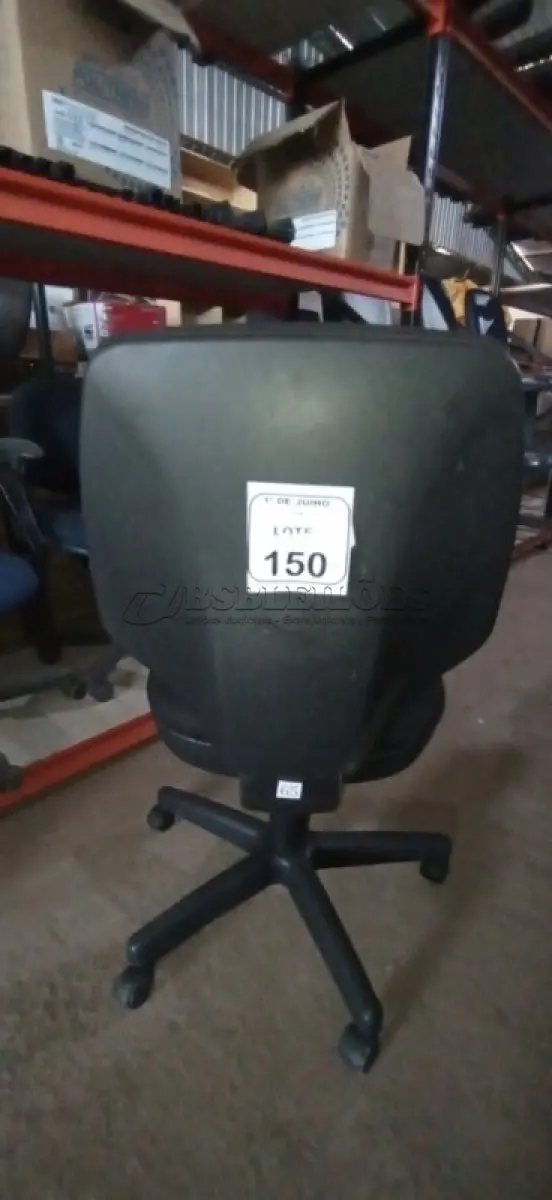 LOTE 150 - 01 CADEIRA DE ESCRITÓRIO GIRATÓRIA. (NO ESTADO) ATENÇÃO! FAZER A VISITAÇÃO ANTES DE ARREMATAR, NÃO SABEMOS SE FUNCIONA, LEILÃO NÃO TEM GARANTIA E NEM DEVOLUÇÃO, SUJEITO A POSSÍVEIS AVARIAS VISÍVEIS/OCULTAS E/OU AUSÊNCIA DE COMPONENTES.