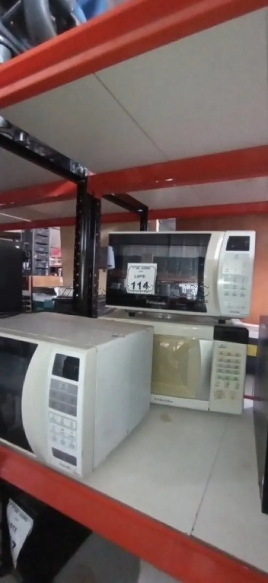 LOTE 114 - 03 MICRO-ONDAS DE MARCAS E MODELOS DIVERSOS. (NO ESTADO) ATENÇÃO! FAZER A VISITAÇÃO ANTES DE ARREMATAR, NÃO SABEMOS SE FUNCIONA, LEILÃO NÃO TEM GARANTIA E NEM DEVOLUÇÃO, SUJEITO A POSSÍVEIS AVARIAS VISÍVEIS/OCULTAS E/OU AUSÊNCIA DE COMPONENTES.