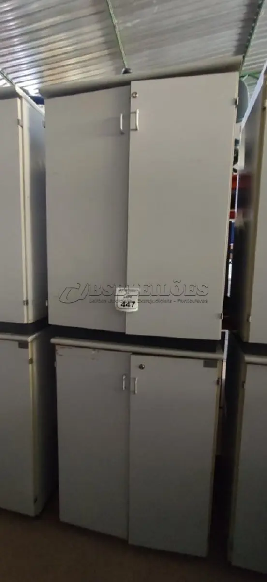 LOTE 447 - 02 ARMÁRIOS EM MADEIRA COM 02 PORTAS. (NO ESTADO) ATENÇÃO! FAZER A VISITAÇÃO ANTES DE ARREMATAR, NÃO SABEMOS SE FUNCIONA, LEILÃO NÃO TEM GARANTIA E NEM DEVOLUÇÃO, SUJEITO A POSSÍVEIS AVARIAS VISÍVEIS/OCULTAS E/OU AUSÊNCIA DE COMPONENTES.