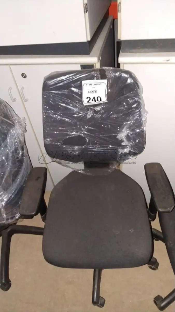 LOTE 240 - 01 CADEIRA DE ESCRITÓRIO GIRATÓRIA. (NO ESTADO) ATENÇÃO! FAZER A VISITAÇÃO ANTES DE ARREMATAR, NÃO SABEMOS SE FUNCIONA, LEILÃO NÃO TEM GARANTIA E NEM DEVOLUÇÃO, SUJEITO A POSSÍVEIS AVARIAS VISÍVEIS/OCULTAS E/OU AUSÊNCIA DE COMPONENTES.
