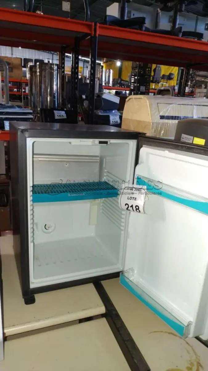 LOTE 218 - 01 FRIGOBAR 220V MARCA ELECTROLUX. (NO ESTADO) ATENÇÃO! FAZER A VISITAÇÃO ANTES DE ARREMATAR, NÃO SABEMOS SE FUNCIONA, LEILÃO NÃO TEM GARANTIA E NEM DEVOLUÇÃO, SUJEITO A POSSÍVEIS AVARIAS VISÍVEIS/OCULTAS E/OU AUSÊNCIA DE COMPONENTES.