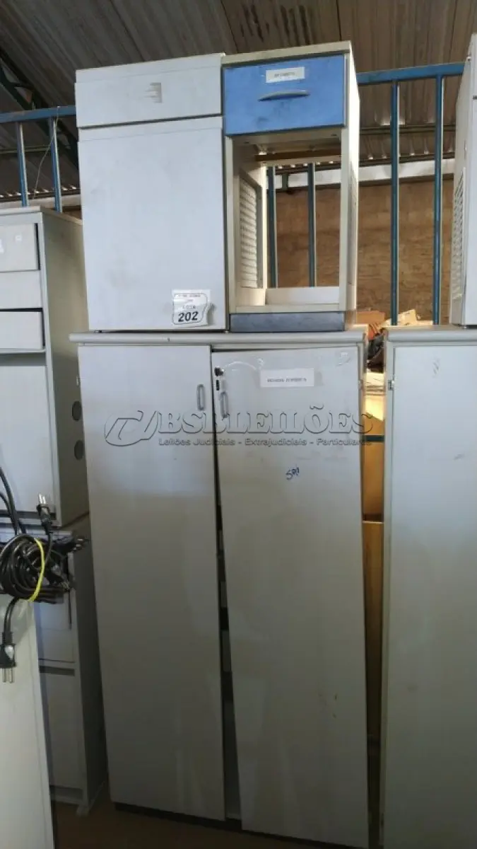 LOTE 202 - 01 ARMÁRIO ALTO COM 02 PORTAS EM MADEIRA E 02 ARMÁRIOS BAIXO PARA CPU COM 01 GAVETA E 01 PORTA. (NO ESTADO) ATENÇÃO! FAZER A VISITAÇÃO ANTES DE ARREMATAR, NÃO SABEMOS SE FUNCIONA, LEILÃO NÃO TEM GARANTIA E NEM DEVOLUÇÃO, SUJEITO A POSSÍVEIS AVARIAS VISÍVEIS/OCULTAS E/OU AUSÊNCIA DE COMPONENTES.