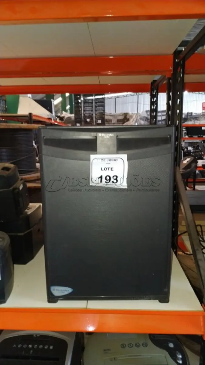 LOTE 193 - 01 FRIGOBAR 220V MARCA ELECTROLUX. (NO ESTADO) ATENÇÃO! FAZER A VISITAÇÃO ANTES DE ARREMATAR, NÃO SABEMOS SE FUNCIONA, LEILÃO NÃO TEM GARANTIA E NEM DEVOLUÇÃO, SUJEITO A POSSÍVEIS AVARIAS VISÍVEIS/OCULTAS E/OU AUSÊNCIA DE COMPONENTES.