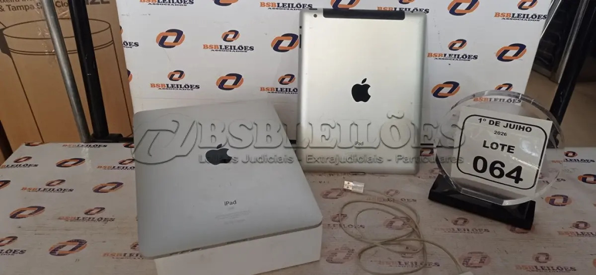 LOTE 064 - 02 IPADS APPLE COM 01 CARREGADOR. (NO ESTADO) ATENÇÃO! FAZER A VISITAÇÃO ANTES DE ARREMATAR, NÃO SABEMOS SE FUNCIONA, LEILÃO NÃO TEM GARANTIA E NEM DEVOLUÇÃO, SUJEITO A POSSÍVEIS AVARIAS VISÍVEIS/OCULTAS E/OU AUSÊNCIA DE COMPONENTES.