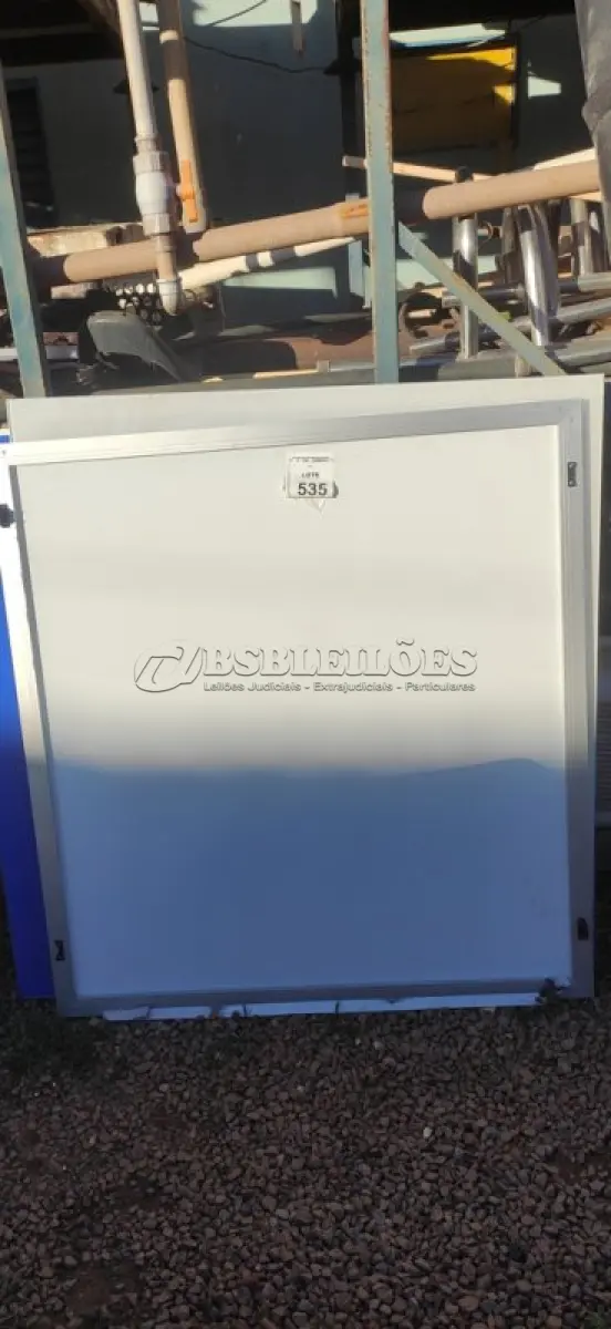 LOTE 535 - 06 PAINÉIS DE VIDRO TEMPERADO DE APROXIMADAMENTE 1,30X1,20. (NO ESTADO) ATENÇÃO! FAZER A VISITAÇÃO ANTES DE ARREMATAR, NÃO SABEMOS SE FUNCIONA, LEILÃO NÃO TEM GARANTIA E NEM DEVOLUÇÃO, SUJEITO A POSSÍVEIS AVARIAS VISÍVEIS/OCULTAS E/OU AUSÊNCIA DE COMPONENTES.
