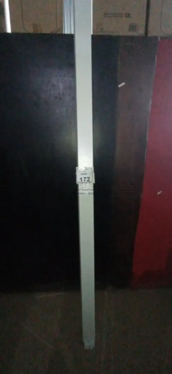 LOTE 172 - 01 TELA DE PROJEÇÃO RETRÁTIL. (NO ESTADO) ATENÇÃO! FAZER A VISITAÇÃO ANTES DE ARREMATAR, NÃO SABEMOS SE FUNCIONA, LEILÃO NÃO TEM GARANTIA E NEM DEVOLUÇÃO, SUJEITO A POSSÍVEIS AVARIAS VISÍVEIS/OCULTAS E/OU AUSÊNCIA DE COMPONENTES.