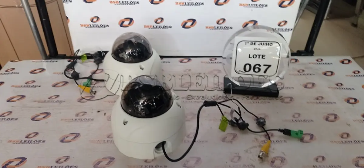 LOTE 067 - 02 CÂMERAS DE SEGURANÇA MODELO DOME MARCA SAMSUNG. (NO ESTADO) ATENÇÃO! FAZER A VISITAÇÃO ANTES DE ARREMATAR, NÃO SABEMOS SE FUNCIONA, LEILÃO NÃO TEM GARANTIA E NEM DEVOLUÇÃO, SUJEITO A POSSÍVEIS AVARIAS VISÍVEIS/OCULTAS E/OU AUSÊNCIA DE COMPONENTES.