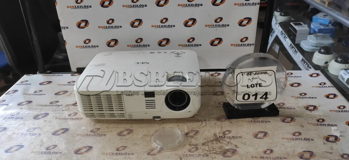 LOTE 014 - 01 PROJETOR MARCA NEC SEM CABOS. (NO ESTADO) ATENÇÃO! FAZER A VISITAÇÃO ANTES DE ARREMATAR, NÃO SABEMOS SE FUNCIONA, LEILÃO NÃO TEM GARANTIA E NEM DEVOLUÇÃO, SUJEITO A POSSÍVEIS AVARIAS VISÍVEIS/OCULTAS E/OU AUSÊNCIA DE COMPONENTES.