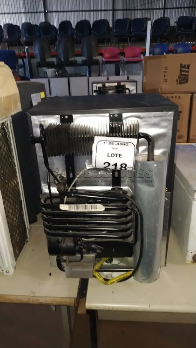 LOTE 218 - 01 FRIGOBAR 220V MARCA ELECTROLUX. (NO ESTADO) ATENÇÃO! FAZER A VISITAÇÃO ANTES DE ARREMATAR, NÃO SABEMOS SE FUNCIONA, LEILÃO NÃO TEM GARANTIA E NEM DEVOLUÇÃO, SUJEITO A POSSÍVEIS AVARIAS VISÍVEIS/OCULTAS E/OU AUSÊNCIA DE COMPONENTES.