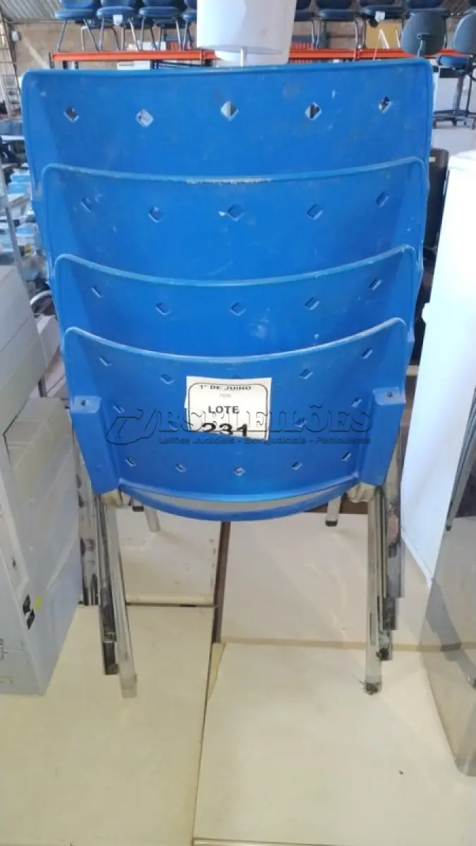 LOTE 231 - 04 CADEIRAS COM PÉS FIXOS. (NO ESTADO) ATENÇÃO! FAZER A VISITAÇÃO ANTES DE ARREMATAR, NÃO SABEMOS SE FUNCIONA, LEILÃO NÃO TEM GARANTIA E NEM DEVOLUÇÃO, SUJEITO A POSSÍVEIS AVARIAS VISÍVEIS/OCULTAS E/OU AUSÊNCIA DE COMPONENTES.
