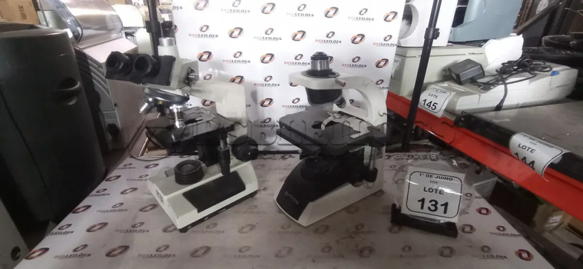 LOTE 131 - 02 MICROSCÓPIOS. (NO ESTADO) ATENÇÃO! FAZER A VISITAÇÃO ANTES DE ARREMATAR, NÃO SABEMOS SE FUNCIONA, LEILÃO NÃO TEM GARANTIA E NEM DEVOLUÇÃO, SUJEITO A POSSÍVEIS AVARIAS VISÍVEIS/OCULTAS E/OU AUSÊNCIA DE COMPONENTES.