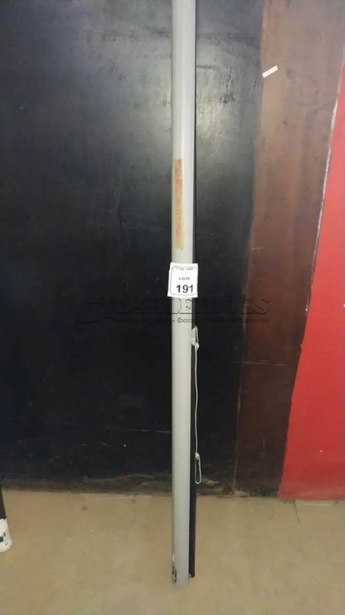 LOTE 191 - 01 TELA DE PROJEÇÃO RETRÁTIL. (NO ESTADO) ATENÇÃO! FAZER A VISITAÇÃO ANTES DE ARREMATAR, NÃO SABEMOS SE FUNCIONA, LEILÃO NÃO TEM GARANTIA E NEM DEVOLUÇÃO, SUJEITO A POSSÍVEIS AVARIAS VISÍVEIS/OCULTAS E/OU AUSÊNCIA DE COMPONENTES.