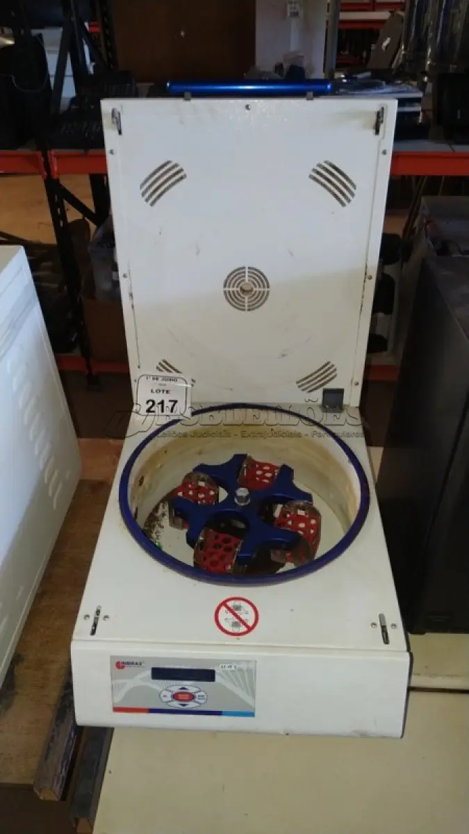 LOTE 217 - 01 CENTRIFUGA DE LABORATÓRIO MARCA INBRAS. (NO ESTADO) ATENÇÃO! FAZER A VISITAÇÃO ANTES DE ARREMATAR, NÃO SABEMOS SE FUNCIONA, LEILÃO NÃO TEM GARANTIA E NEM DEVOLUÇÃO, SUJEITO A POSSÍVEIS AVARIAS VISÍVEIS/OCULTAS E/OU AUSÊNCIA DE COMPONENTES.