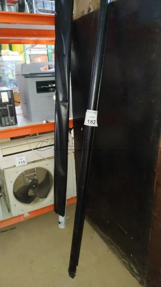 LOTE 182 - 01 TELA DE PROJEÇÃO RETRÁTIL. (NO ESTADO) ATENÇÃO! FAZER A VISITAÇÃO ANTES DE ARREMATAR, NÃO SABEMOS SE FUNCIONA, LEILÃO NÃO TEM GARANTIA E NEM DEVOLUÇÃO, SUJEITO A POSSÍVEIS AVARIAS VISÍVEIS/OCULTAS E/OU AUSÊNCIA DE COMPONENTES.
