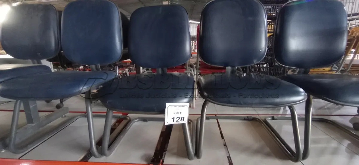LOTE 128 - 04 CADEIRAS DE PÉS FIXOS. (NO ESTADO) ATENÇÃO! FAZER A VISITAÇÃO ANTES DE ARREMATAR, NÃO SABEMOS SE FUNCIONA, LEILÃO NÃO TEM GARANTIA E NEM DEVOLUÇÃO, SUJEITO A POSSÍVEIS AVARIAS VISÍVEIS/OCULTAS E/OU AUSÊNCIA DE COMPONENTES.