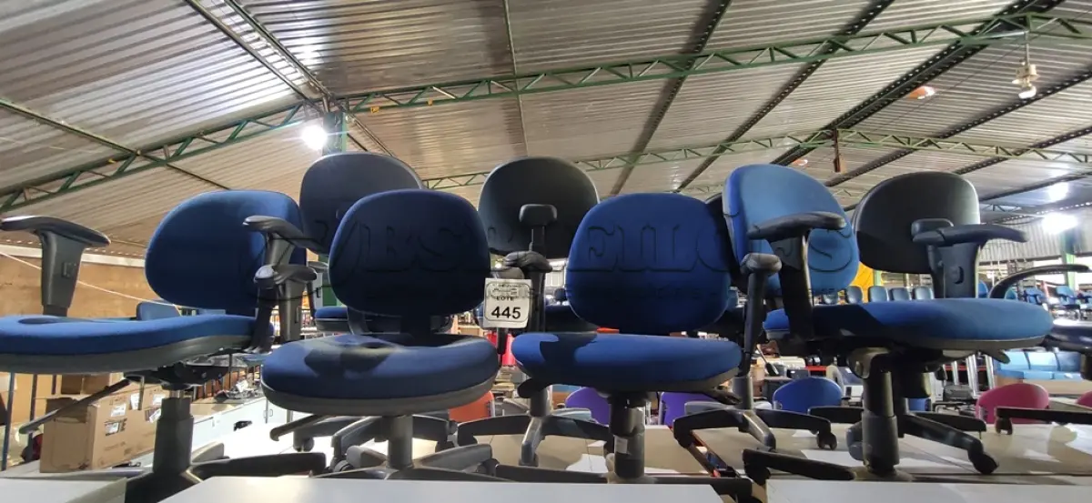 LOTE 445 - 04 CADEIRAS DE ESCRITÓRIO GIRATÓRIAS. (NO ESTADO) ATENÇÃO! FAZER A VISITAÇÃO ANTES DE ARREMATAR, NÃO SABEMOS SE FUNCIONA, LEILÃO NÃO TEM GARANTIA E NEM DEVOLUÇÃO, SUJEITO A POSSÍVEIS AVARIAS VISÍVEIS/OCULTAS E/OU AUSÊNCIA DE COMPONENTES.