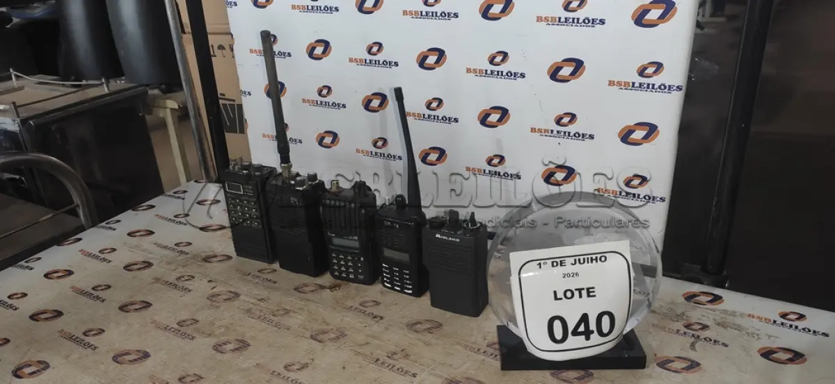 LOTE 040 - 03 RÁDIOS TRANSCEPTORES E 02 RÁDIOS COMUNICADORES DE MARCAS E MODELOS DIVERSOS. (NO ESTADO) ATENÇÃO! FAZER A VISITAÇÃO ANTES DE ARREMATAR, NÃO SABEMOS SE FUNCIONA, LEILÃO NÃO TEM GARANTIA E NEM DEVOLUÇÃO, SUJEITO A POSSÍVEIS AVARIAS VISÍVEIS/OCULTAS E/OU AUSÊNCIA DE COMPONENTES.